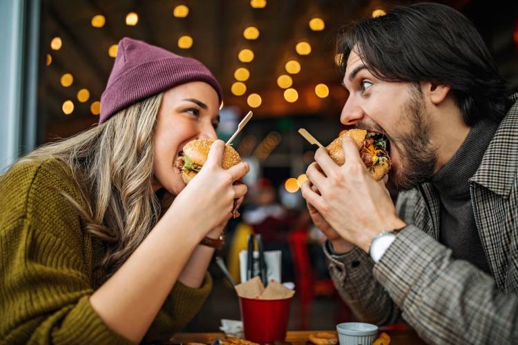 couple eating burgers