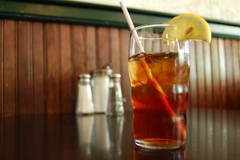 glass of iced tea on a diner table