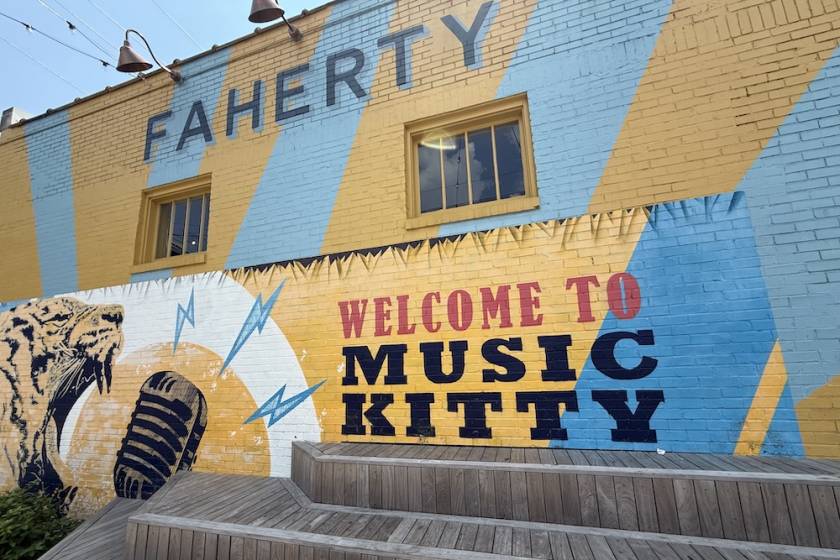 music city kitty mural in nashville, tn